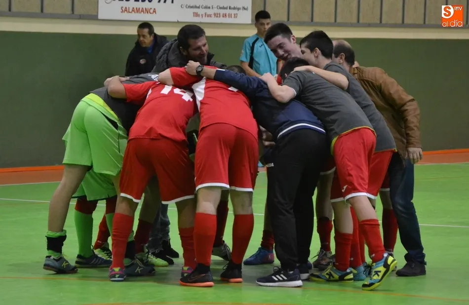 Foto 6 - El III Juvenil se hace con un &lsquo;comod&iacute;n&rsquo; en la lucha por la 4&ordf; plaza tras ganar el derby...