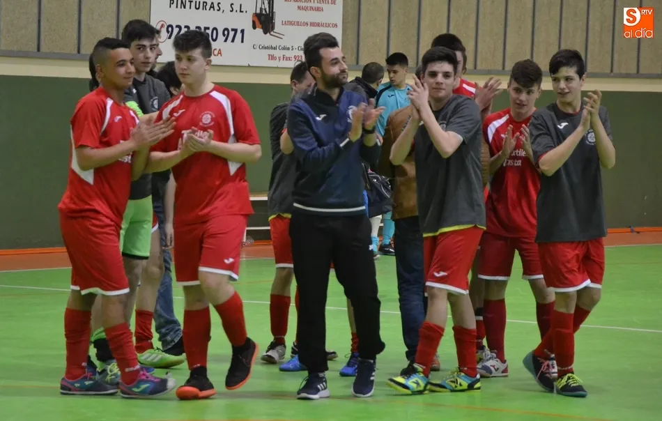 Foto 5 - El III Juvenil se hace con un &lsquo;comod&iacute;n&rsquo; en la lucha por la 4&ordf; plaza tras ganar el derby...
