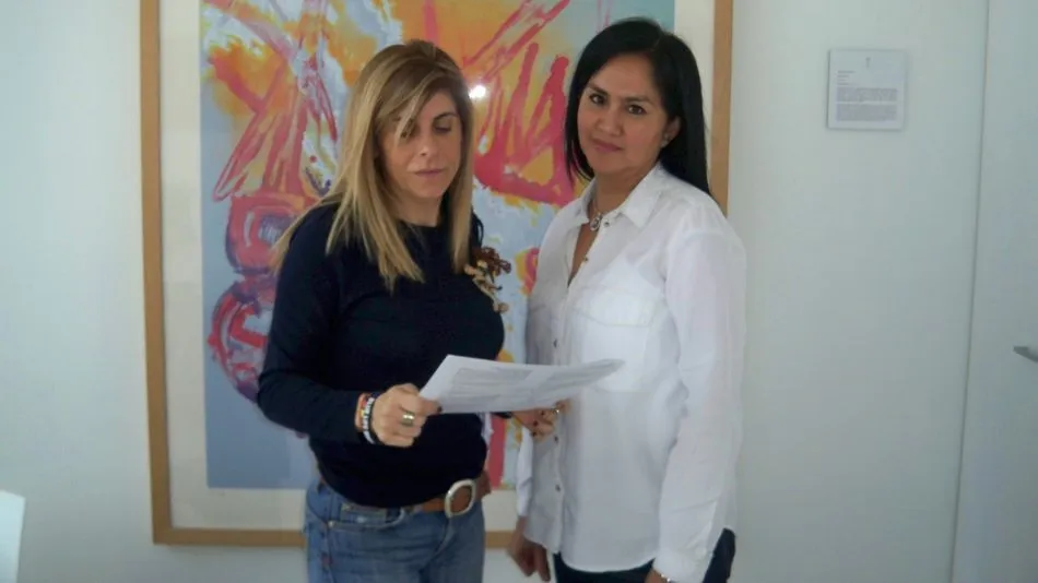 La concejala Chabela de la Torre y la responsable de la OMIC de Santa Marta