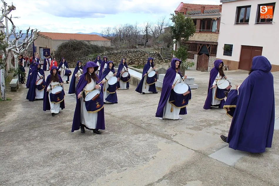 Foto 3 - Los fieles arropan a los cofrades en la procesi&oacute;n de La Borriquilla&nbsp;