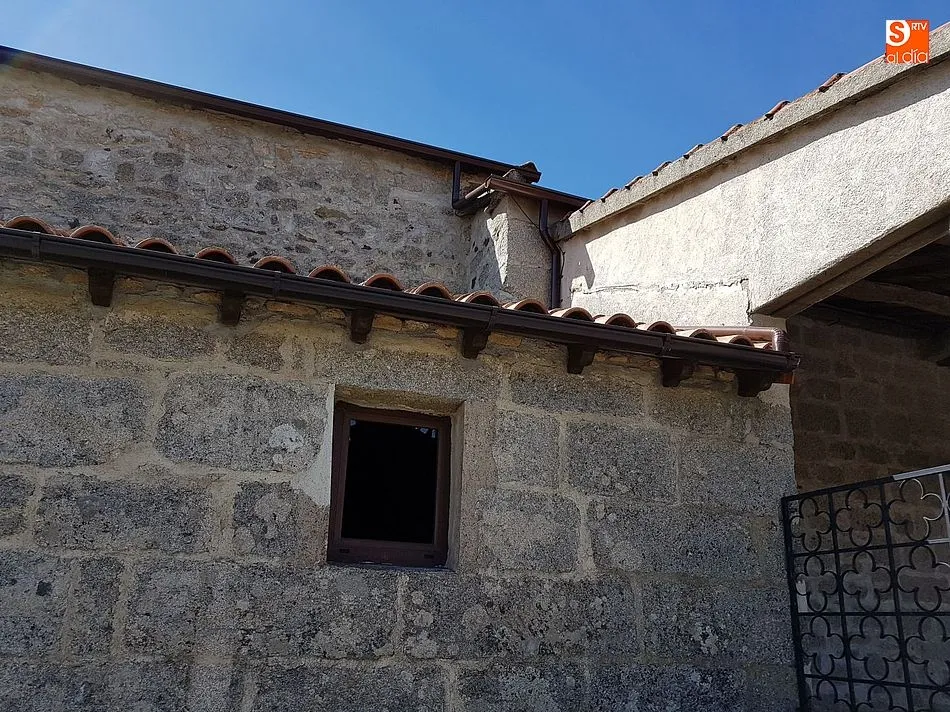 Los ladrones entraron en la iglesia a través de una ventana lateral