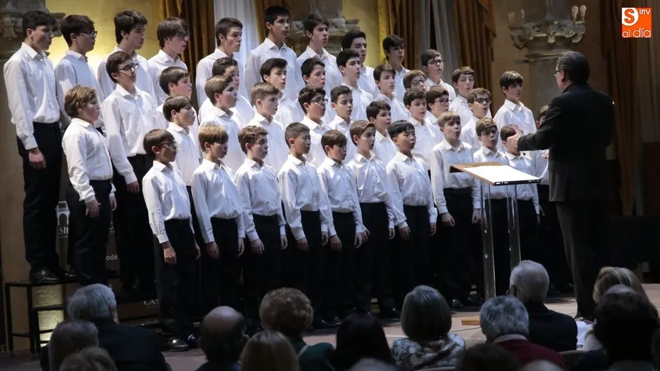 Un momento en la actuación de La Escolanía de San Lorenzo del Escorial en el Casino / Alejandro López
