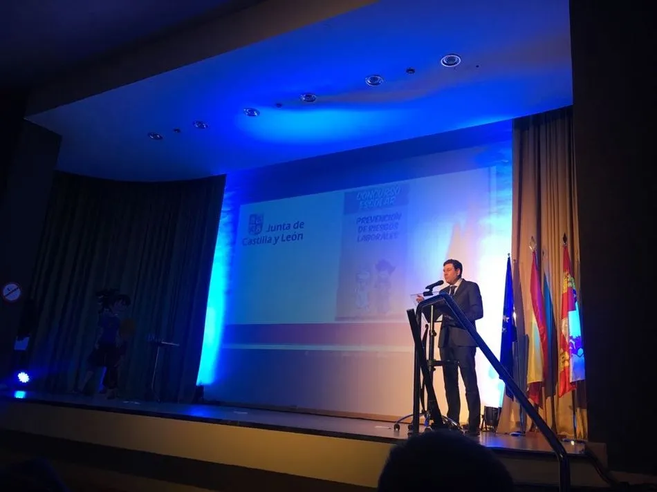 Foto 6 - La Junta premia al colegio Antonio Machado por su VI Semana de la Seguridad  