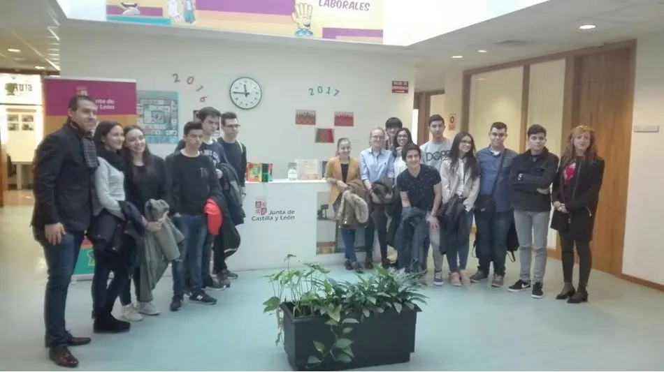 Foto 3 - La Junta premia al colegio Antonio Machado por su VI Semana de la Seguridad  
