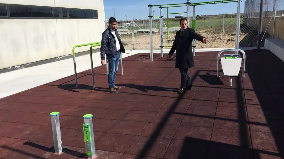 Castellanos de Moriscos estrena el primer parque de calistenia en la comarca de La Armuña  