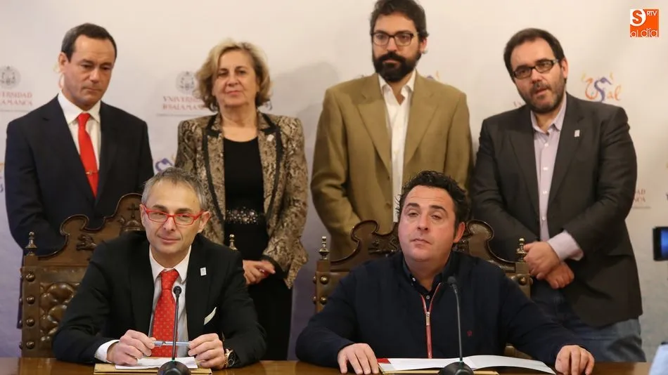Ricardo Rivero y Juan Carlos González García firman el acuerdo en la USAL. Foto: Alberto Martín
