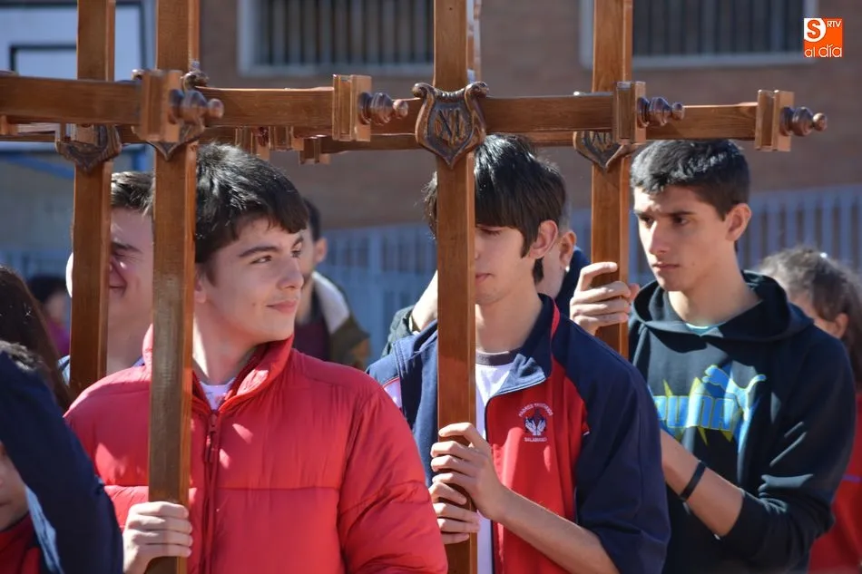 Foto 11 - Los alumnos del Colegio Padres Trinitarios recorren el V&iacute;a Crucis
