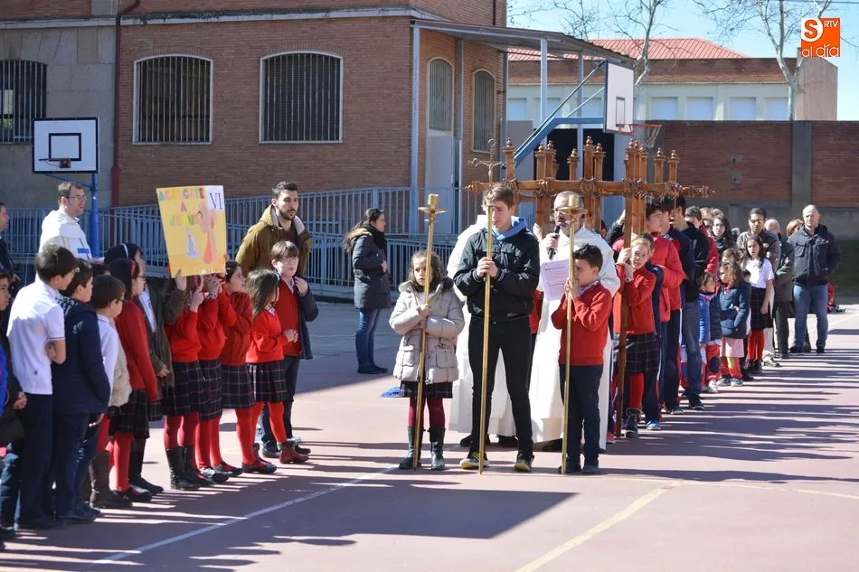 Foto 10 - Los alumnos del Colegio Padres Trinitarios recorren el V&iacute;a Crucis