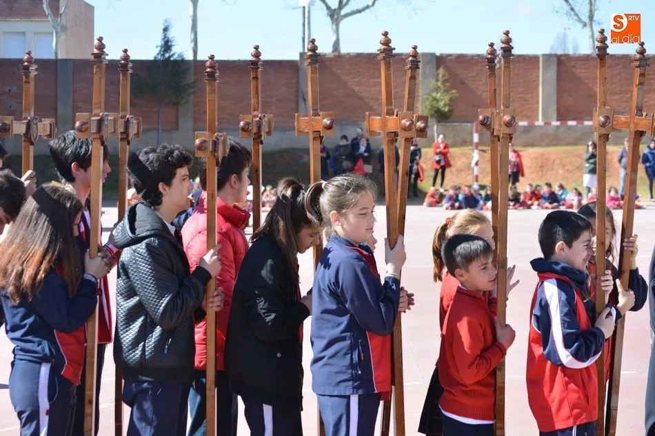Foto 8 - Los alumnos del Colegio Padres Trinitarios recorren el V&iacute;a Crucis