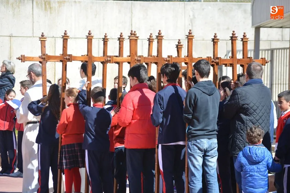 Foto 7 - Los alumnos del Colegio Padres Trinitarios recorren el V&iacute;a Crucis