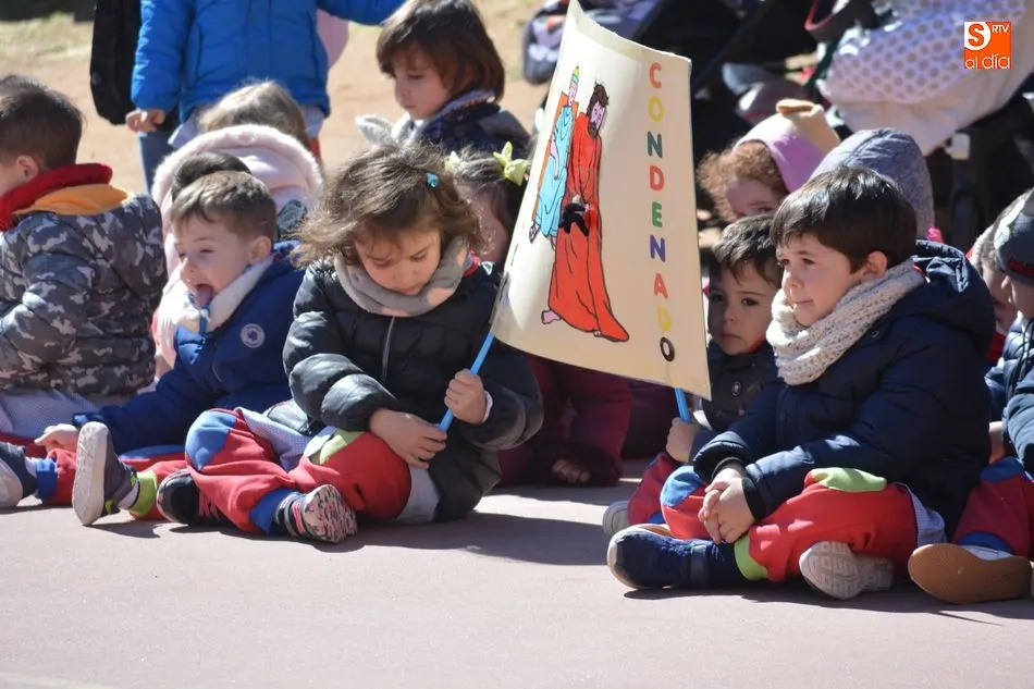 Foto 4 - Los alumnos del Colegio Padres Trinitarios recorren el V&iacute;a Crucis