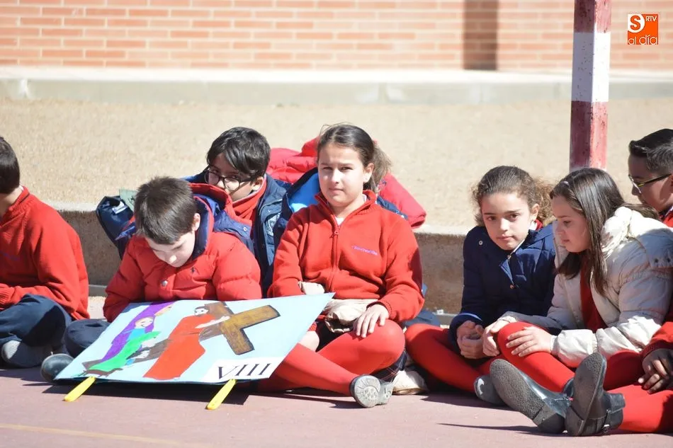 Foto 3 - Los alumnos del Colegio Padres Trinitarios recorren el V&iacute;a Crucis