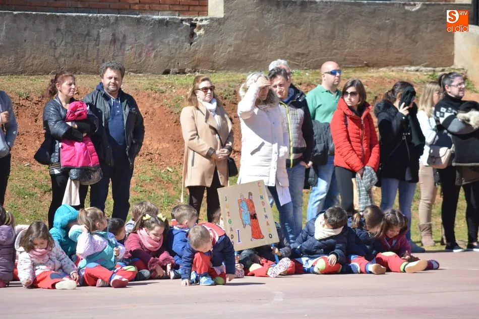 Foto 2 - Los alumnos del Colegio Padres Trinitarios recorren el V&iacute;a Crucis