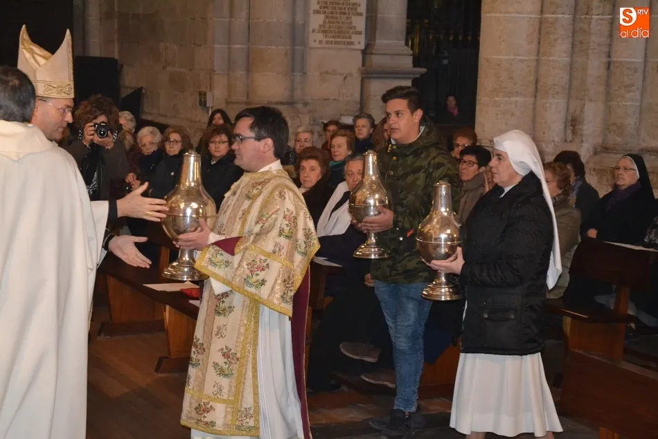 El Obispo consagra el Santo Crisma  