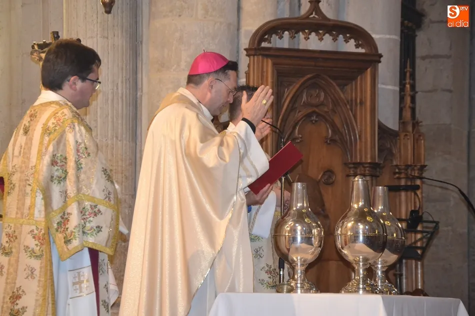 Foto 5 - El Obispo consagra el Santo Crisma  