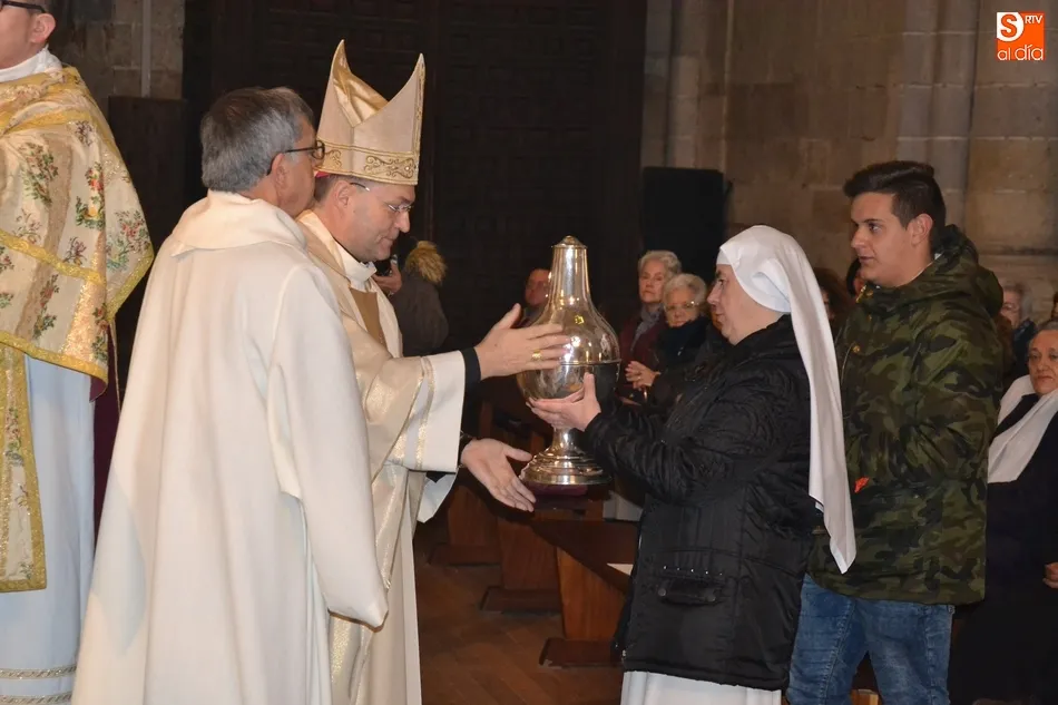 Foto 9 - El Obispo consagra el Santo Crisma  