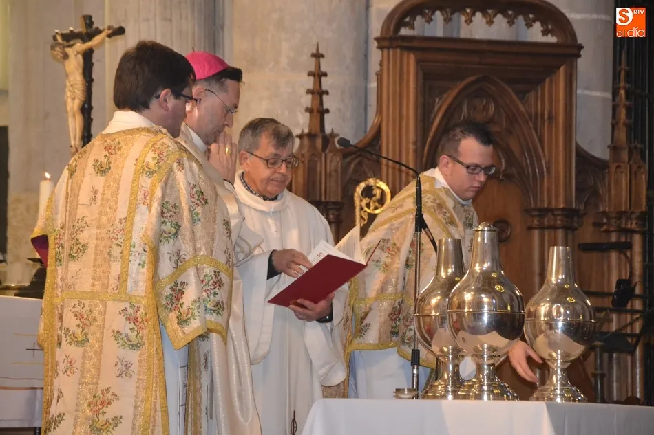 Foto 4 - El Obispo consagra el Santo Crisma  