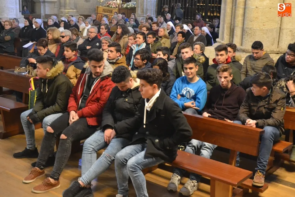 Foto 3 - El Obispo consagra el Santo Crisma  