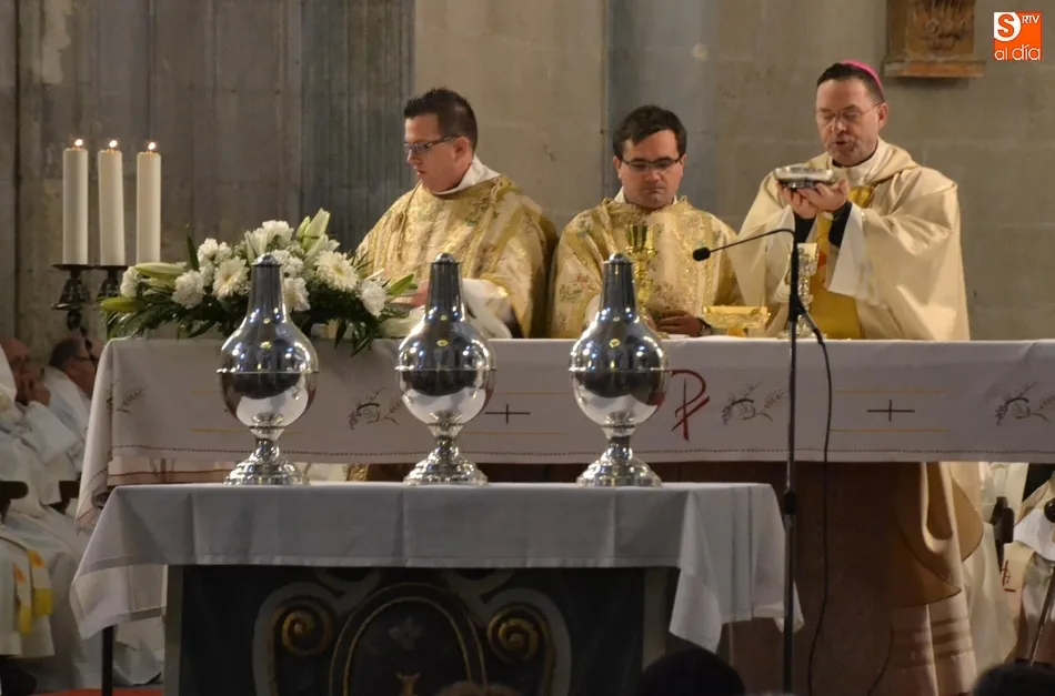 Foto 2 - El Obispo consagra el Santo Crisma  