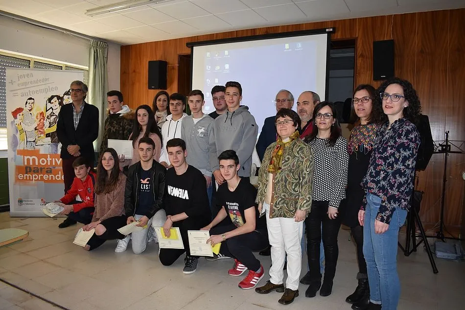 Foto de familia con los ganadores de la IX fase comarcal del concurso Motivar para emprender