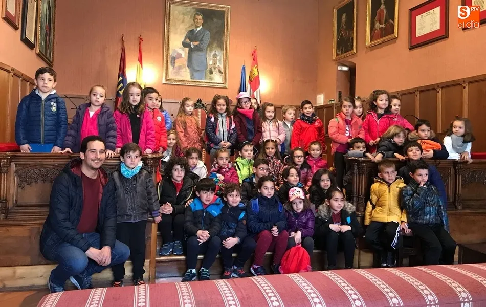 Los alumnos de 1º del Colegio Miróbriga se adentran en la Casa Consistorial  
