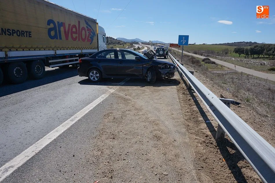 Foto 2 - El mal estado de la calzada provoca un nuevo accidente en la A-66