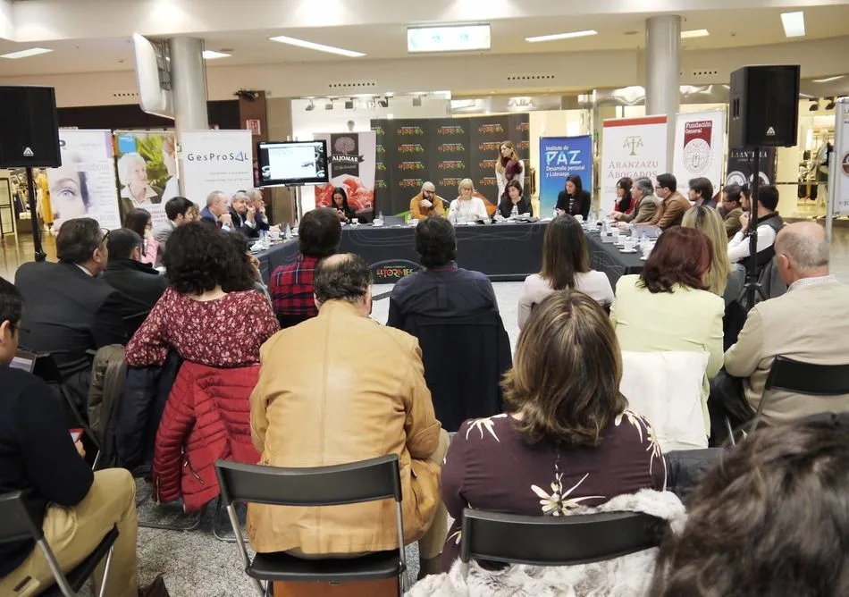 Foto 3 - &lsquo;La comunicaci&oacute;n actual en la empresa&rsquo;, a debate en el centro comercial El Tormes  