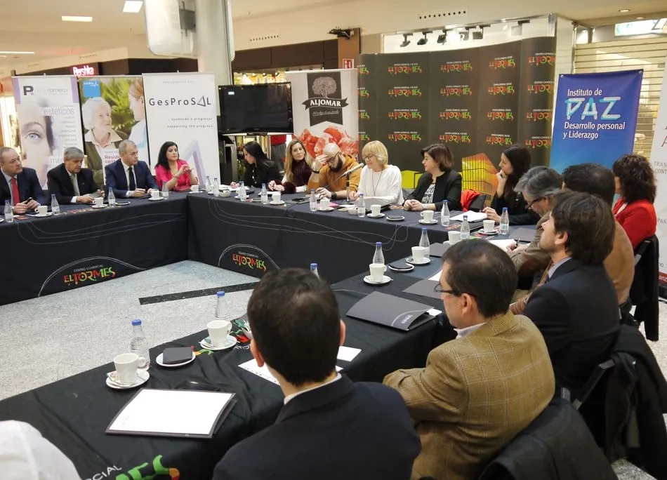 Foto 2 - &lsquo;La comunicaci&oacute;n actual en la empresa&rsquo;, a debate en el centro comercial El Tormes  