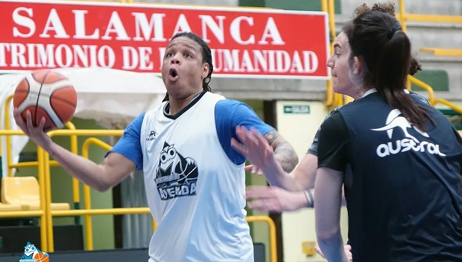 Moss entra a canasta en un entrenamiento. Foto: Perfumerías Avenida