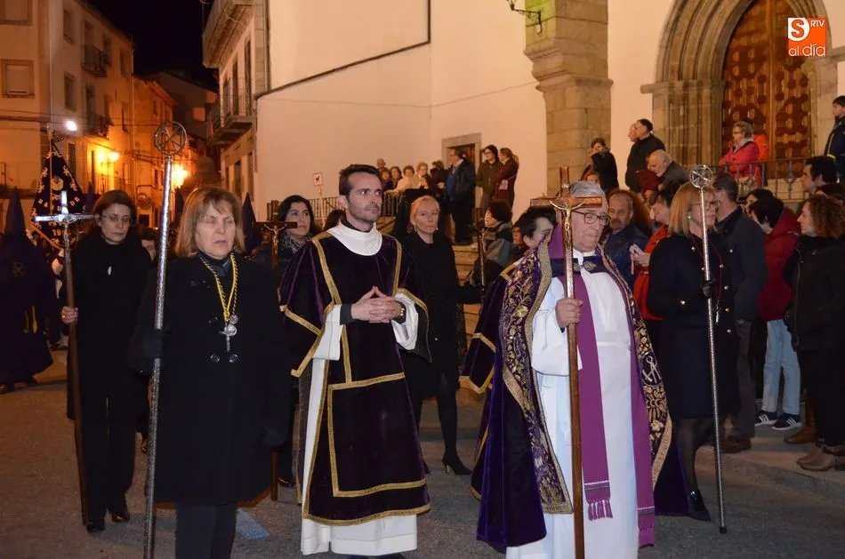 Foto 10 - La Virgen de La Soledad procesiona elegante en la noche primaveral bejarana  