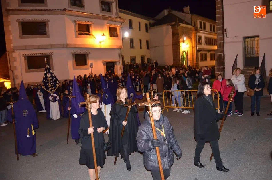 Foto 5 - La Virgen de La Soledad procesiona elegante en la noche primaveral bejarana  