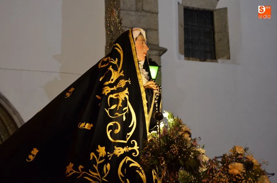 Foto 8 - La Virgen de La Soledad procesiona elegante en la noche primaveral bejarana  