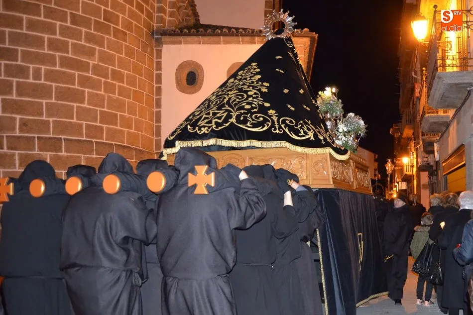 Foto 7 - La Virgen de La Soledad procesiona elegante en la noche primaveral bejarana  