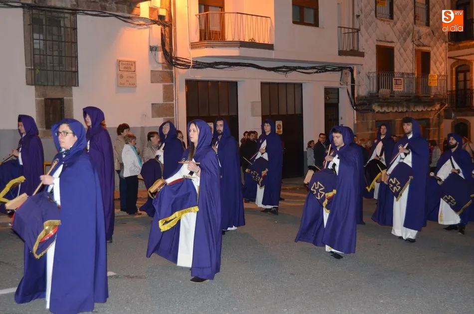 Foto 6 - La Virgen de La Soledad procesiona elegante en la noche primaveral bejarana  