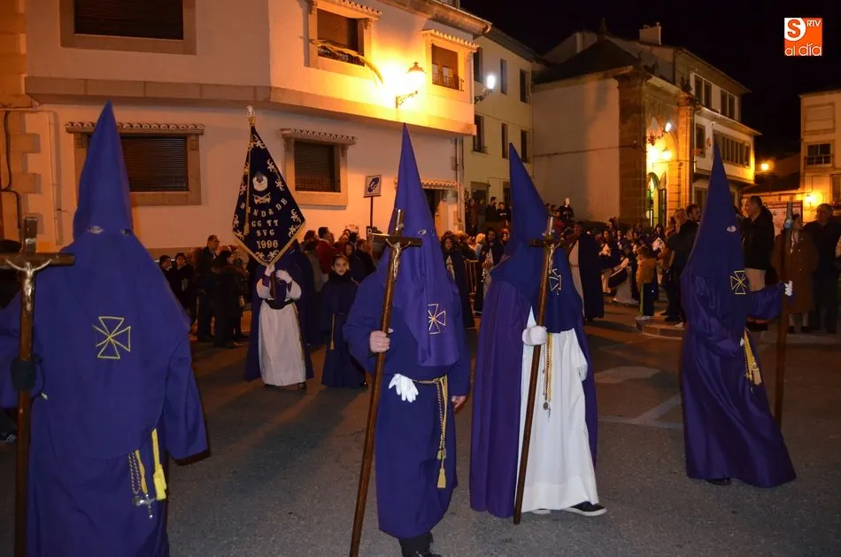 Foto 4 - La Virgen de La Soledad procesiona elegante en la noche primaveral bejarana  