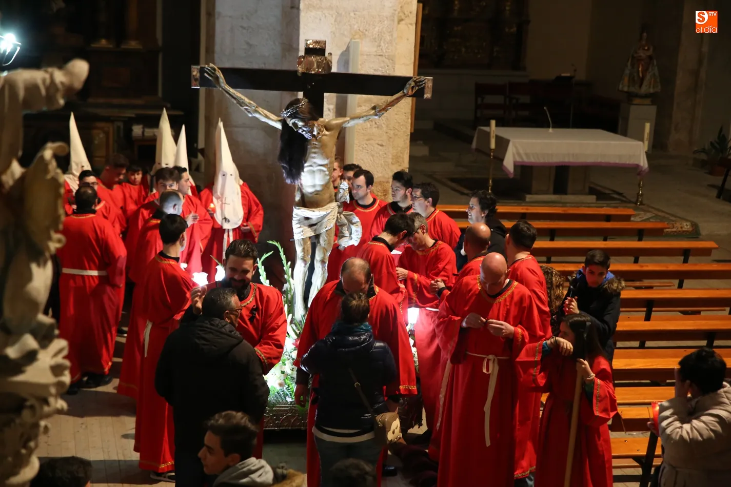 Foto 4 - El Cristo de San Jer&oacute;nimo expira su dolor en la noche del Martes Santo