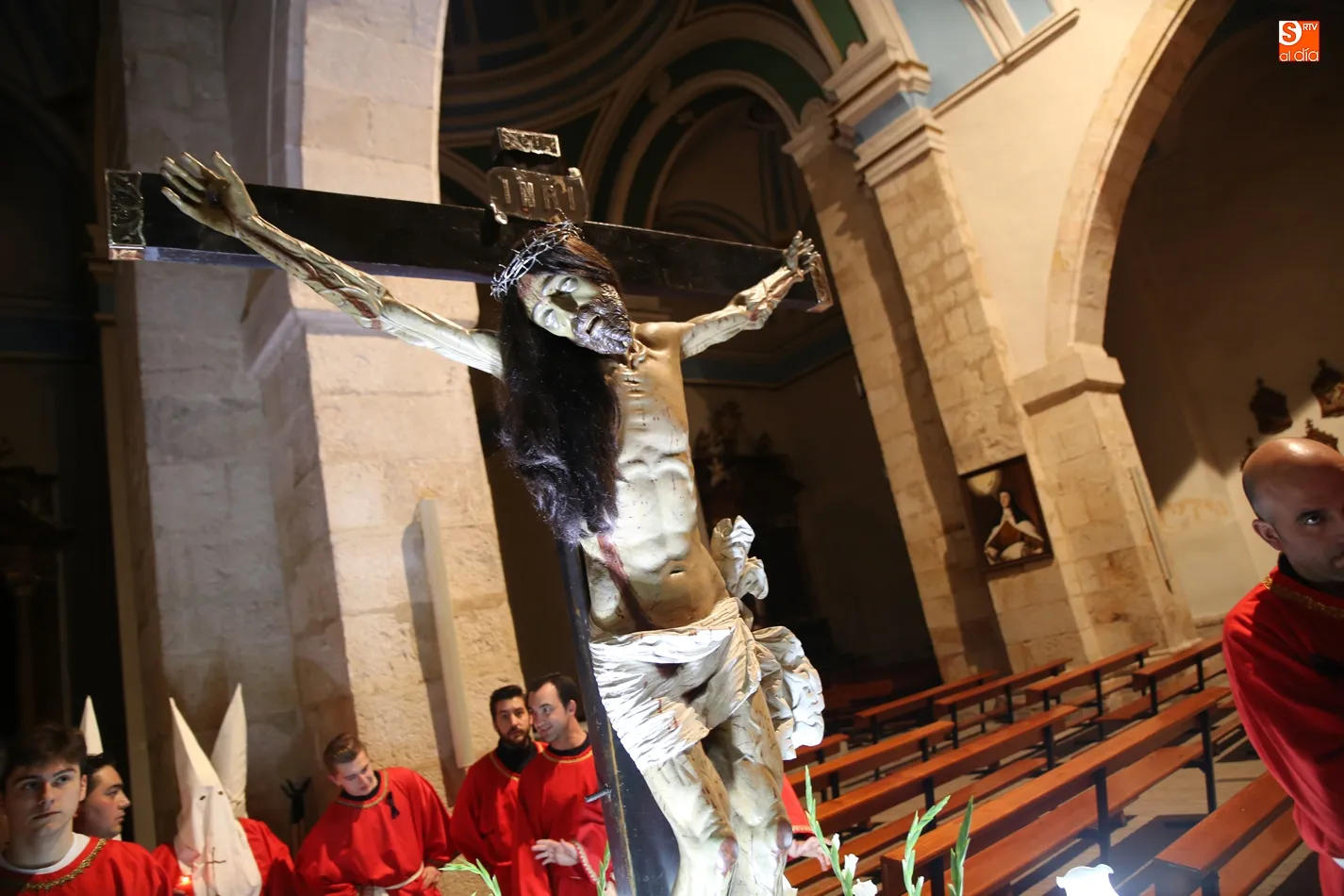 Foto 3 - El Cristo de San Jer&oacute;nimo expira su dolor en la noche del Martes Santo