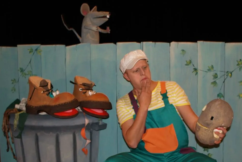 La compañía Kamaru Teatro representará en Monleras el espectáculo ‘Reciclando cuentos’ / FOTO: www.kamaru.es