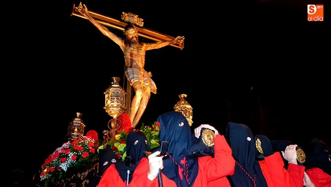 El traslado del Santo Cristo del Humilladero y Nuestra Señora de las Lágrimas protagonizaba la noche del Martes Santo