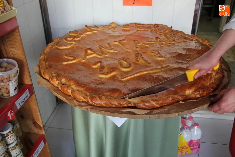 Foto 2 - Carnicer&iacute;a Santa Ana reparte entre sus clientes la tradicional empanada de Pascua  
