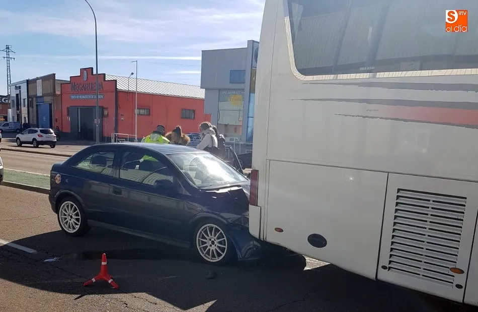 Foto 3 - Un accidente en el pol&iacute;gono de los Villares causa retenciones en la carretera de Valladolid  