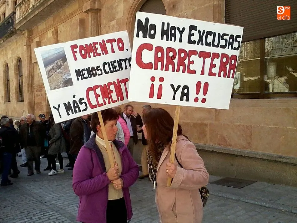 Foto 7 - Vecinos de El Cerro se manifiestan en Salamanca por la reapertura de su carretera