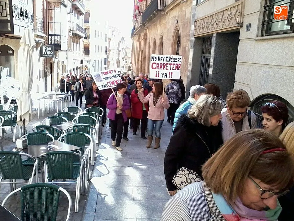 Foto 6 - Vecinos de El Cerro se manifiestan en Salamanca por la reapertura de su carretera