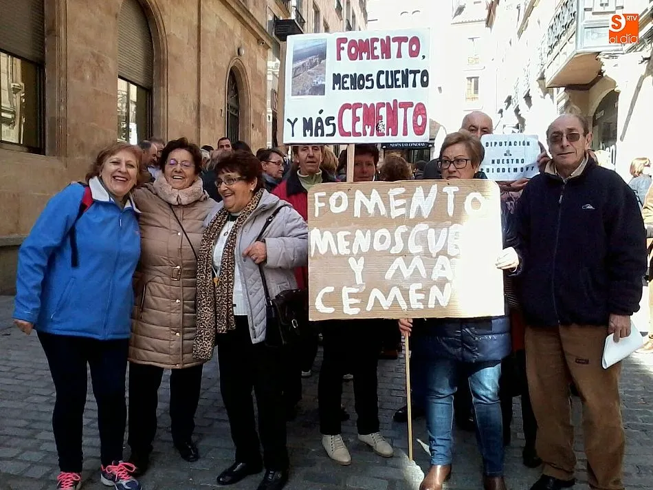 Foto 5 - Vecinos de El Cerro se manifiestan en Salamanca por la reapertura de su carretera
