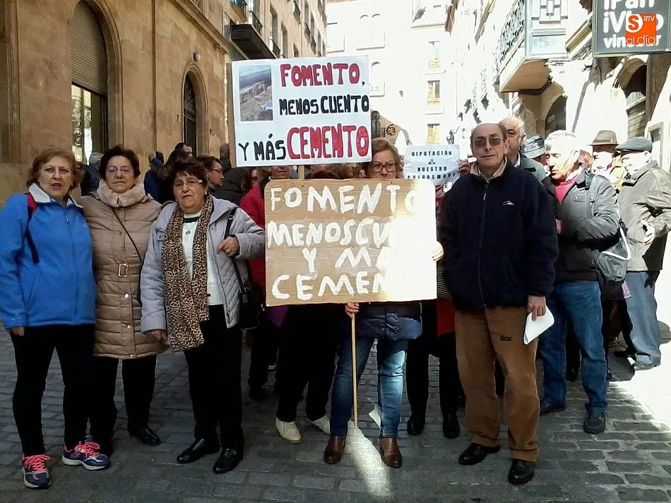 Foto 4 - Vecinos de El Cerro se manifiestan en Salamanca por la reapertura de su carretera