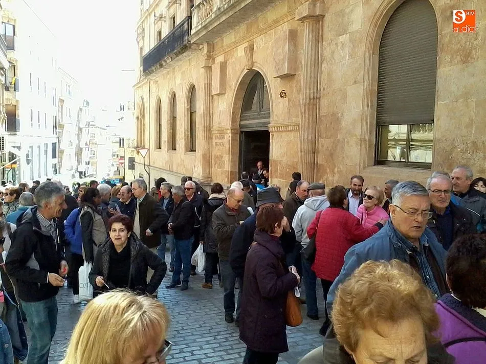 Foto 3 - Vecinos de El Cerro se manifiestan en Salamanca por la reapertura de su carretera