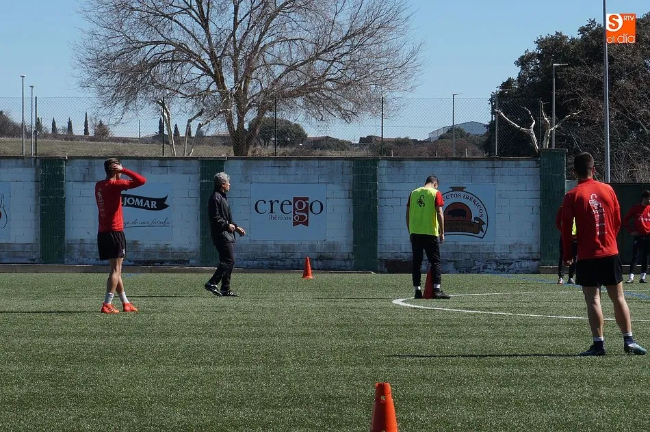 Foto 2 - El CD Guijuelo recibe al Navalcarnero pensando de nuevo en la permanencia