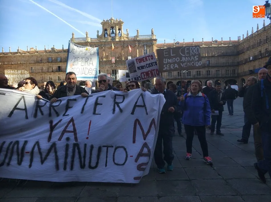 Foto 10 - Vecinos de El Cerro se manifiestan en Salamanca por la reapertura de su carretera