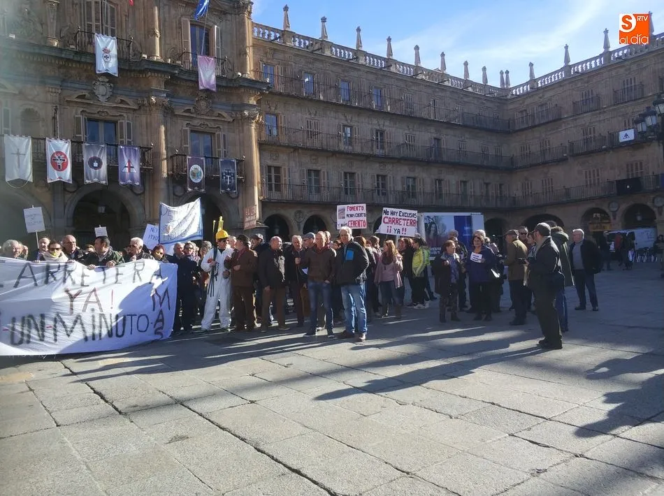 Foto 8 - Vecinos de El Cerro se manifiestan en Salamanca por la reapertura de su carretera