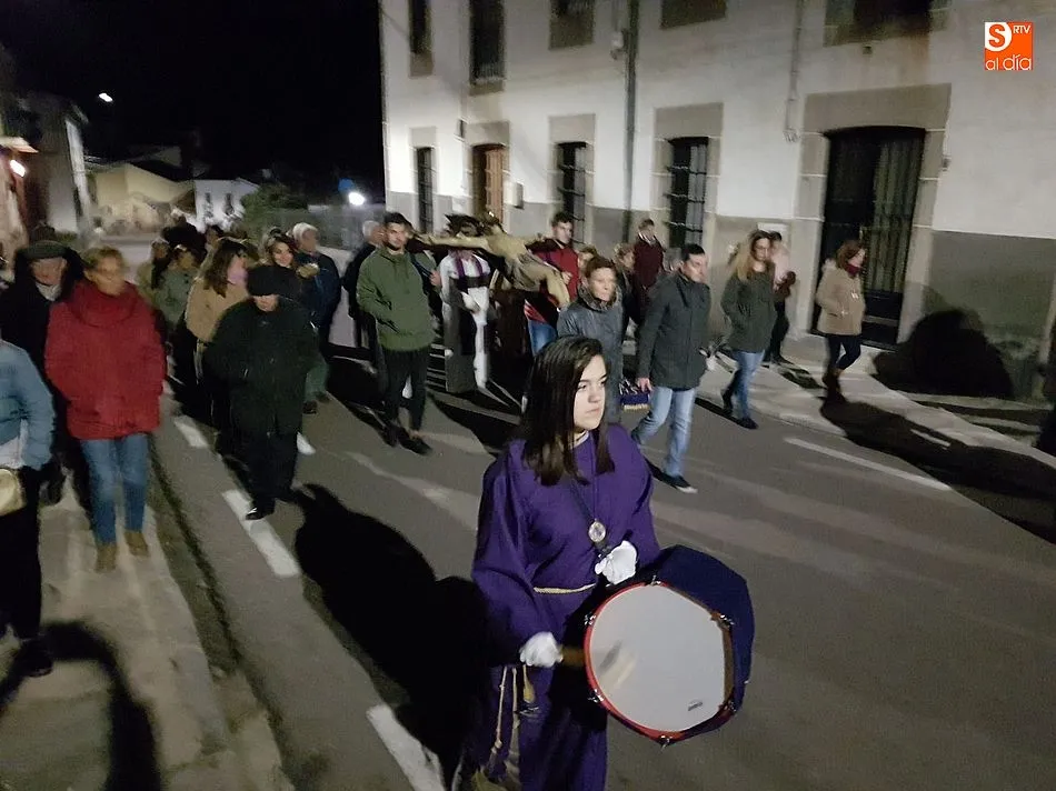 Foto 8 - Solemnidad y devoci&oacute;n en la procesi&oacute;n de las Siete Palabras